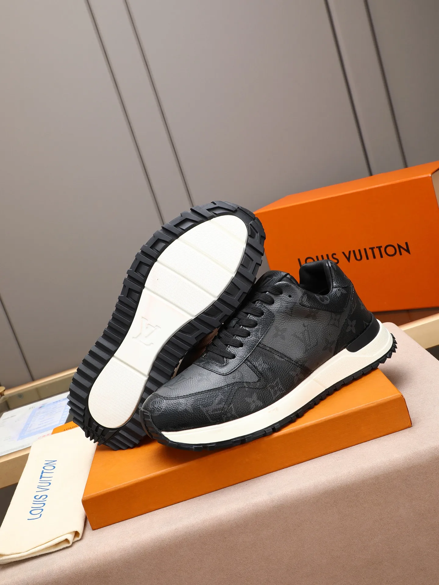 Men's Shoes 💰660 L The Run Away Maxi sneaker debuts in the 2025 collection and continues the iconic design of the Run Away sneaker. The smooth cowhide leather upper features contrasting LV lettering and Vuitton logos, and a lightweight rubber wedge outsole evokes running shoe construction. High level of comfort. Looks good, wears well and matches well. Worth buying! 7 color selection size: 39-44 (45 customized)